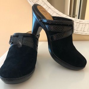 Nurture Black Suede Clogs 8M NEW